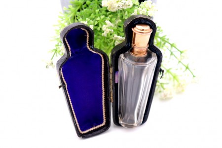  Frasco de perfume em vidro com tampa em ouro